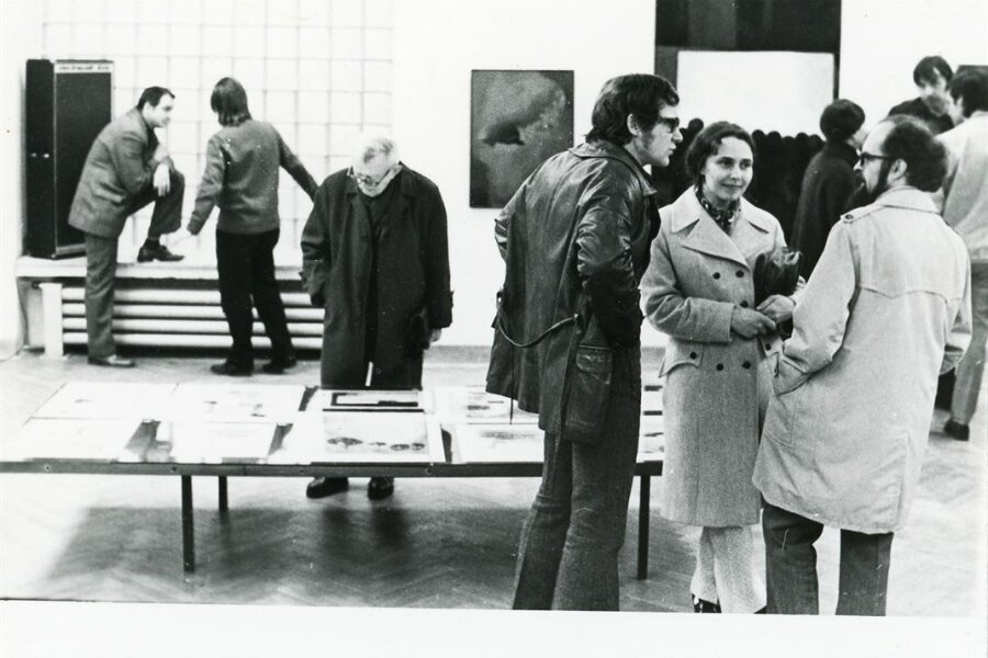 Vpravo: antropolog V. Novotný